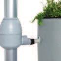 Réservoir à double fonction : utilisation de l eau de pluie et décoration grâce à son bac à plantes amovible.