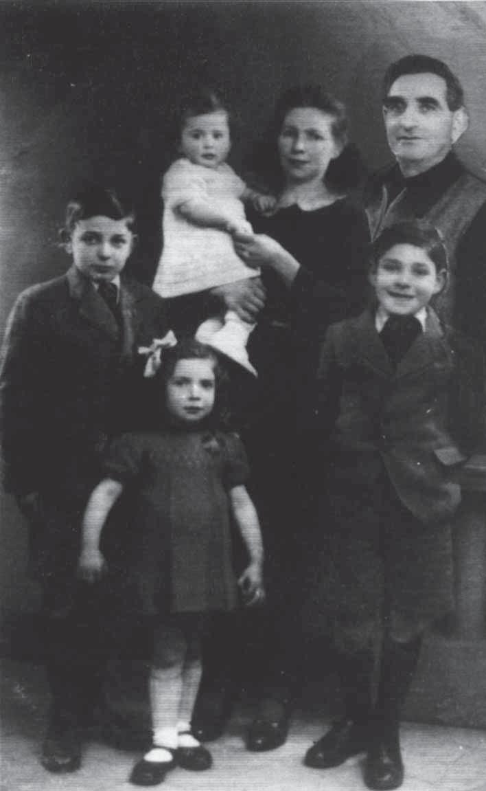 090609 Intérieur Additif N 9 26/11/09 12:00 Page 73 Claudine 1 an et Georgette 4 ans HERSCOVICI ont été déportées avec leur mère Rose après la rafle des Juifs roumains du 24 septembre 1942.