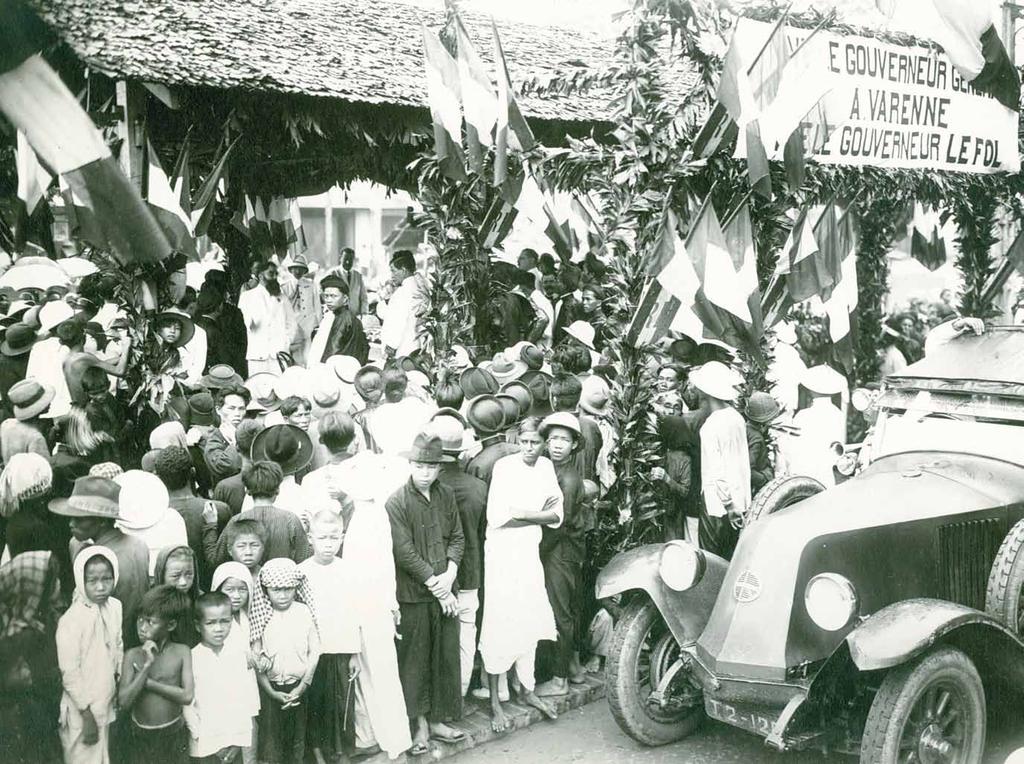 1925-28 : GOUVERNEUR GÉNÉRAL DE L INDOCHINE En Indochine Au milieu de la foule, Alexandre Varenne fait un discours lors d une tournée en