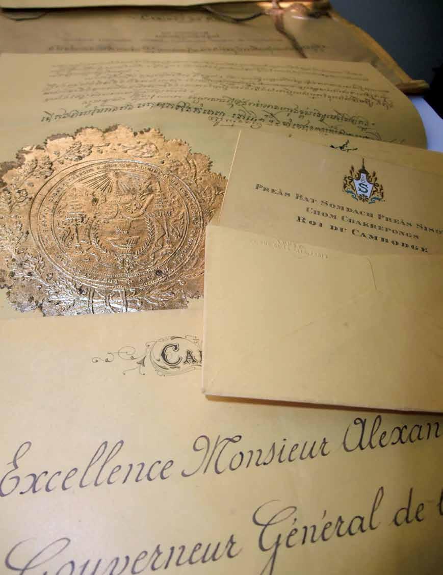Carnet de voyage Courrier des souverains avec enveloppe en tissu enroulé dans un ruban tressé de fil d or,