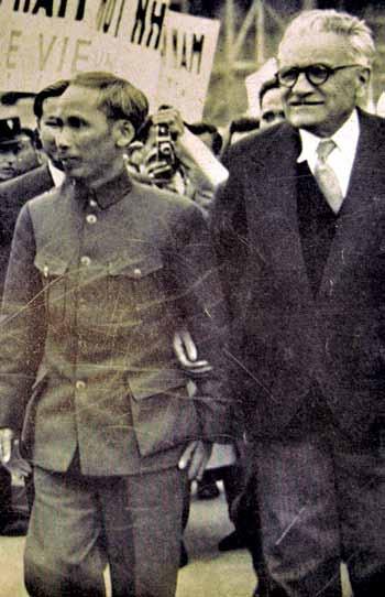 Le 4 juillet, à 16 h 45, Alexandre Varenne se rend à l Hôtel de ville de Paris, où est reçu Hô Chi Minh, président de la République démocratique du Vietnam, fondée le 2 septembre 1945.