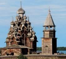 Le matin, arrivée à Kiji, véritable perle de la Carélie. Jour 7 : Kiji Kiji est une île du lac Onega, dans le nord de la Russie européenne (région de Carélie).