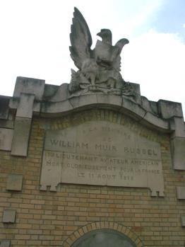 Courville : Au centre du village se trouve un monument américain (un lavoir fontaine), offert par la famille de l aviateur William Muir Russel, mort lors des combats de 1918.