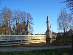 Fismes : Monument 109ème régiment américain : Le monument est situé derrière Fismes, sur la route de Merval.
