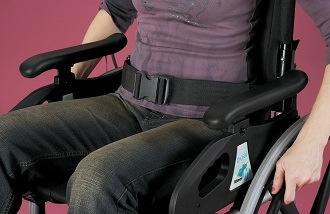 Ceinture de sécurité pour chaise roulante La ceinture est fixée de chaque côté de l assise. Le système de fermeture (clic) est le même que celui d une ceinture de sécurité de voiture.