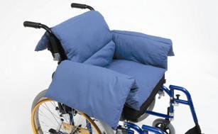 Revêtement complet pour chaise roulante Thermo Coussin extrêmement confortable, rempli de fibres creuses. Protection complète de l assise, du dos et des accoudoirs.