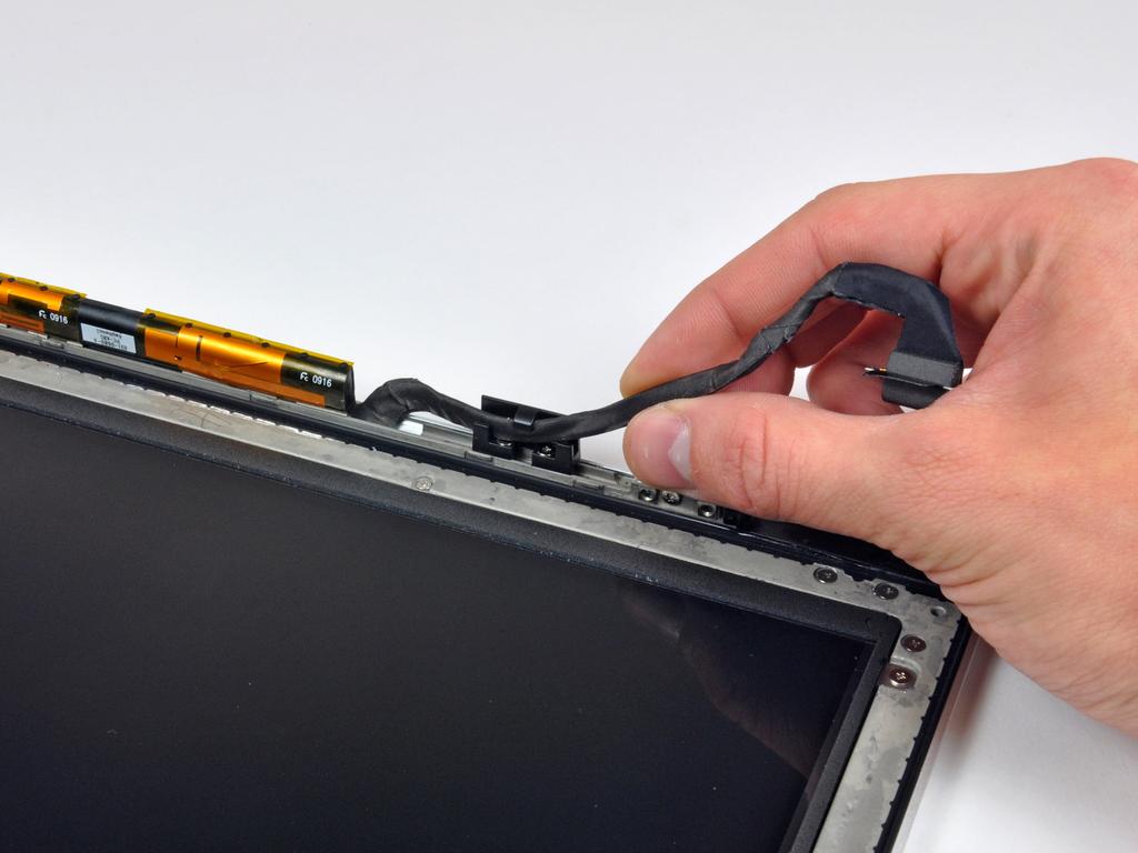 Étape 27 Panneau LCD Dégagez le câble de données de l'écran de son support de fixation