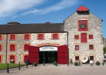JOUR 6 WHISKEY ET CORK Départ pour le charmant village de Blarney et les fameux magasins Blarney Wollen Mills où vous aurez la possibilité de