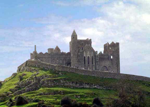 JOUR 7 L IRLANDE MEDIEVALE Route vers le «Rock of Cashel» dont les édifices religieux surplombent la plaine de la rivière Suir, au cœur de la province du Munster (en option : visite du site).