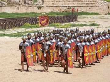 Armée romaine et infrastructures 4 facteurs ont aidé les conquêtes romaines 1 er facteur: La force de l armée L armée est formée de soldat de métier.