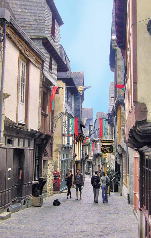 VITRÉ, VILLE D ART ET D HISTOIRE Située à 25 minutes à l est de Rennes, Vitré est célèbre pour son Château datant du XIII ème siècle.