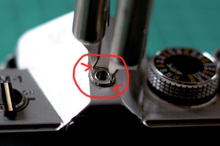fig. 6 Dévisser l écrou de la prise flash à l aide du spanner vertical, attention à ne pas riper car les encoches sont minuscules. Placez l écrou dans votre récipient. FIG. 6 fig.