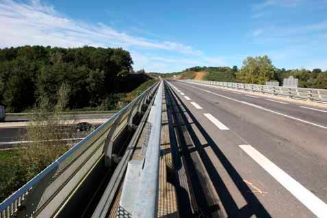Fiche n 1 Présentation générale de l opération La nouvelle voie d une longueur de 3 km environ relie le carrefour giratoire d accès à l échangeur de l autoroute de la Côte basque A 63 à Ondres, à la