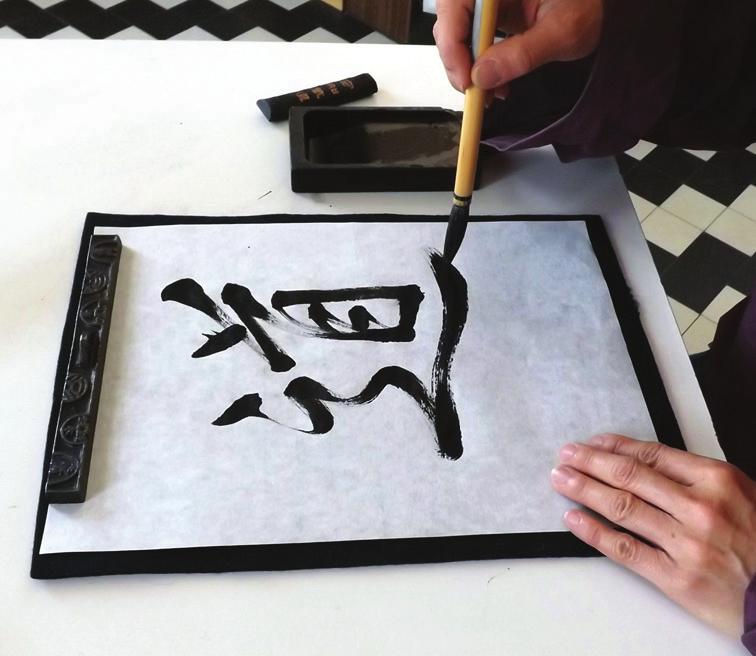 La calligraphie japonaise, nommé shodô, est un art traditionnel japonais d écriture. Muni d un pinceau et d encre de Chine, le calligraphe trace des kanji et des kana sur du papier.