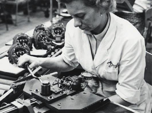 1956 Construction d'une usine de production et du siège social à Flensburg en Allemagne.