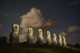 allait être engloutie par les eaux. Mu en Rapa Nui, veut dire «silence». Connexion avec les ancêtres grâce au 3 ème moaï.