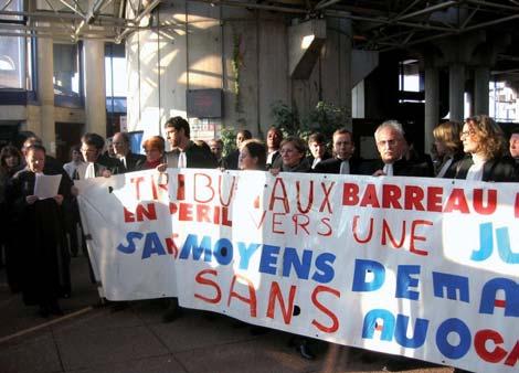 A cette occasion, les avocats du Barreau de la Seine-Saint- Denis se sont rassemblés sur le parvis du Tribunal de Grande Instance de Bobigny.