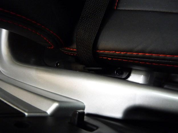 Mise en place du siège en similicuir (suite) : Pour le fixer sur la voiture, pensez à retirer les capuchons de protections qui recouvrent les tubes, à l