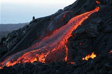 Les roches ignées Roches ignées (igneus = feu): résultent du refroidissement et de la solidification du magma.