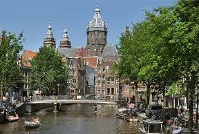 Vous passerez devant de très belles maisons des 17 ème et 18 ème siècles. En fin de journée : Amsterdam!