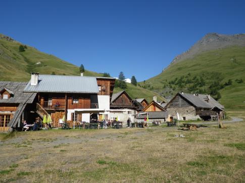 A travers de vastes alpages nous nous rendrons jusqu'au hameau des Fonts de Cervières (2040m), havre de paix au cœur de l'alp, où nous nous