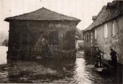 La vallée de la Dordogne, un territoire inondable La Dordogne prend sa source au Puy de Sancy et conflue avec la Garonne au Bec d Ambes pour former la Gironde.