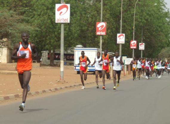 Sport coureurs dont 07 équipes militaires en scratch OLOA (Burkina, Sénégal, Nigeria, Cote d Ivoire, Togo, Guinée Conakry et Niger) ont pris le départ sur un circuit de 21,2 km en deux boucles