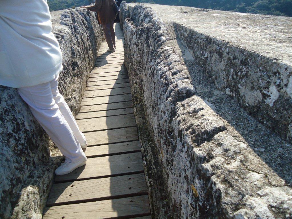 Pour ceux qui le peuvent, le guide nous entraîne à l étage supérieur, afin de parcourir les 270m, dans le sens de l eau, de l intérieur de l aqueduc ; une grille placée au XIXe siècle en marque l