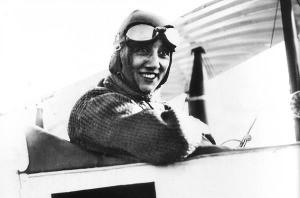 Le 25 Aout 1920, elle réédite l exploit de Blériot en traversant la Manche. En 1914 elle veut s engager dans l aviation mais n y parvient pas.