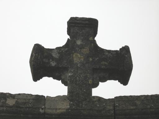Matériaux : calcaire ; pierre de taille Représentation : IHS ; croix Croix pâtée moulurée en pierre de taille surmontant un portail de plan rectangulaire (hauteur : 4 mètres, largeur 4 mètres)