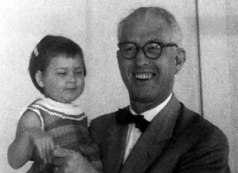 II-Historique : Figure 1 : Le docteur Guido Fanconi (1892 1927) avec Andrea Lee Kuritzky Hôpital pédiatrique, Los Angeles, 1959 [12] L anémie de Fanconi (AF) a été décrite pour la première fois par