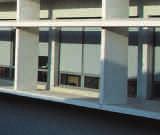 Le Soloscreen est disponible en deux versions d installation: pose derrière le linteau pour une intégration discrète sur le bâtiment, pose sur la façade