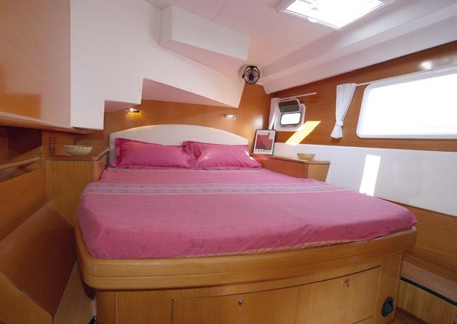 The result is an additional cabin identical to the forward port cabin but a slightly shortened owner s cabin.