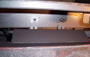 2) Localiser le couvercle de la valve, sous la porte vitrée, du côté droit de l appareil, et ôter les deux vis qui le maintiennent