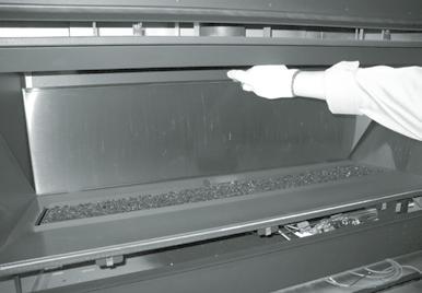 Terminer avec un nettoyant à base d ammoniaque (du lave-vitre par exemple) pour bien enlever la pellicule ou les résidus qui pourraient rester.