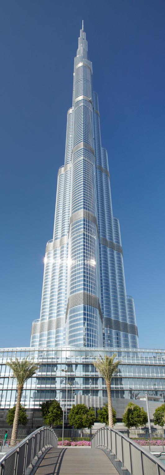 Décrite à la fois comme une «ville à la verticale» et une «merveille vivante», la tour Burj Khalifa, située au cœur du quartier commerçant de Dubaï, est également la plus haute du monde.
