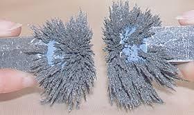 1 ères sources du champ magnétique Corps naturels (magnétite) ayant la propriété d attirer de petits morceaux de fer. On donne le nom de magnétisme à la cause de cette propriété.