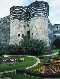 Amboise Le château d Amboise est situé sur un rocher qui domine la Loire.