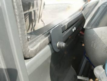 6/10 Présenter la vitre sur les montants arrière du protège conducteur, puis fixer la vitre sur les 2 trous supérieurs à l'aide de la visserie fournie vitre Vis FHC M8x20 Bouton de vitre 8 Ecrou