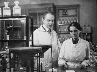 Lise artificiellement, Irène et Fermi, 1942 Meitner et Otto