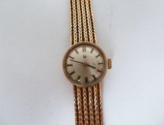 22 LIP Estimation : 500 / 700 Euros Adjugé(e) : 420 Euros Marque : Lip LIP, années 1970 : bracelet-montre de dame en or, cadran rond argenté à index bâton, le tour de bras tressé. Mouvement mécanique.