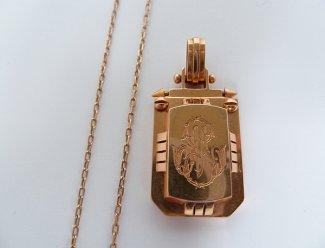 25 collier et pendentif médaillon Estimation : 300 / 450 Euros Adjugé(e) : 340 Euros Chaîne de cou en or et pendentif médaillon fin XIXème rectangulaire