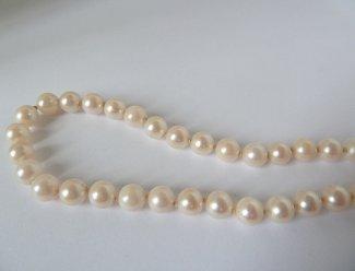 104 Collier de perles Estimation : 100 / 120 Euros Adjugé(e) : 120 Euros Collier d un rang