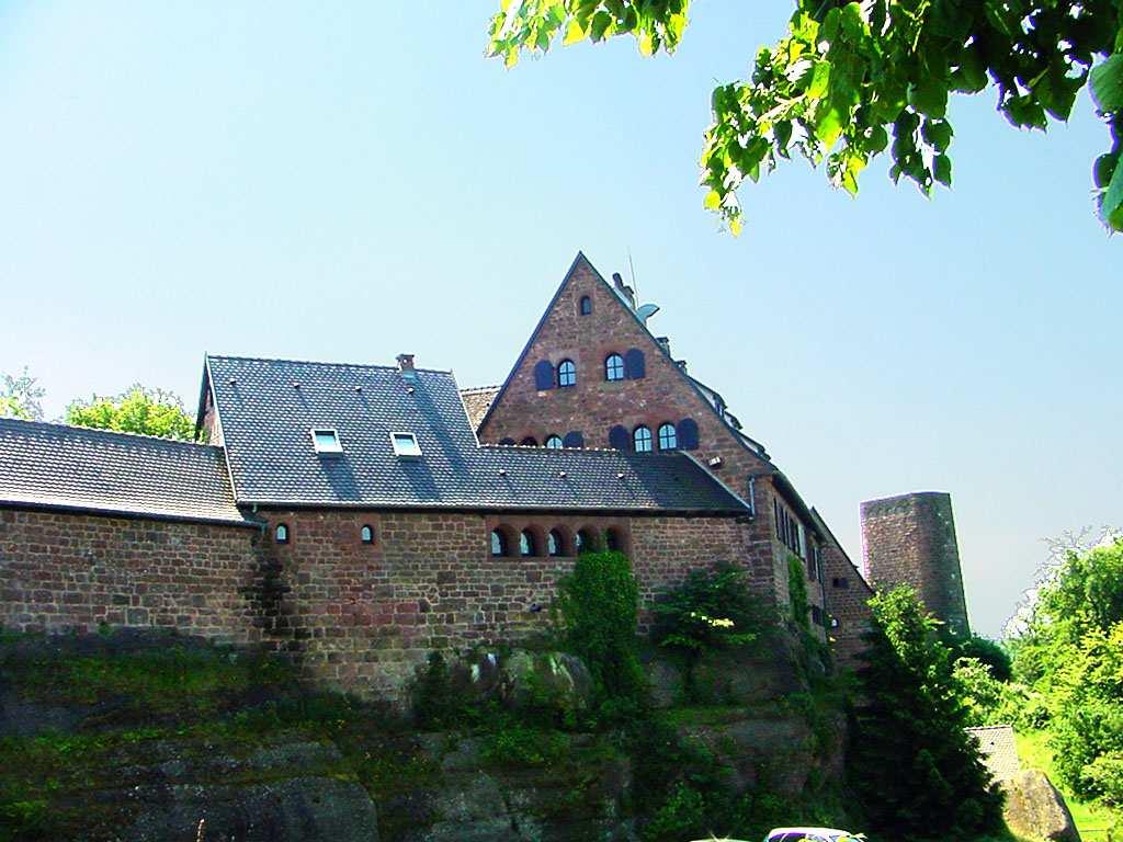 Aussi la presse francophile d'alsace attaqua-t-elle le château reconstruit comme «un bastion de l'esprit allemand»5.