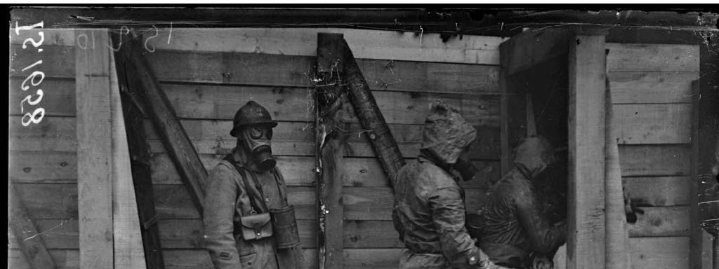 Au lendemain de l attaque chimique allemande sur Ypres en avril 1915, les autorités françaises et britanniques commandent ainsi des milliers de masques rudimentaires, qui ne forment qu un simple