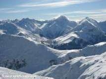 Michelin, sur le Parc National des Ecrins et ses sommets prestigieux, le Rateau, la Meije, la Muzelle, les Aiguilles d'arves, la chaîne de Belledonne et le Mont Blanc.