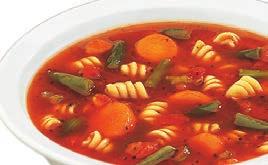 des haricots secs et des carottes dans un Une soupe au jambon fumé faite avec des pois cassés,