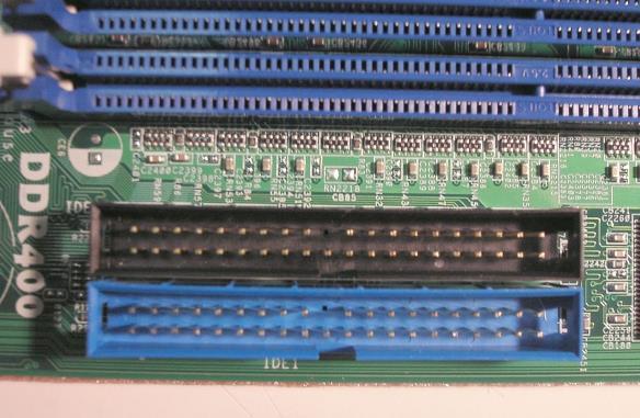 Cette interface créé en 1986 a été remplacée par le SATA, plus petit et