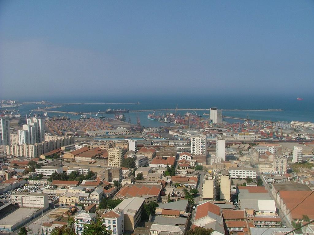 Voici une photographie du port d Alger.