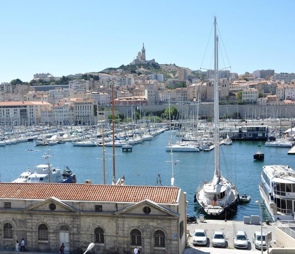 Une ville cosmopolite Marseille Collines, soleil, mer et calanques, Marseille, 2 ème ville de France avec plus de 850 000 habitants, séduit par son cadre de vie et son dynamisme.